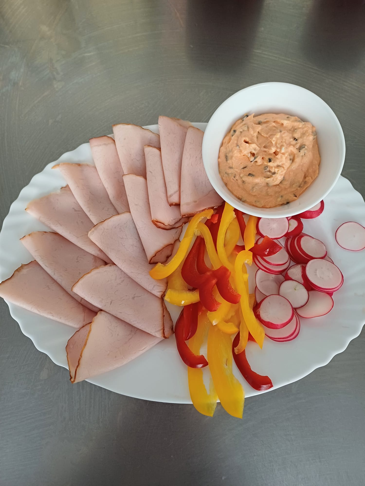 Zdjęcie talerza z obkładem na śniadanie