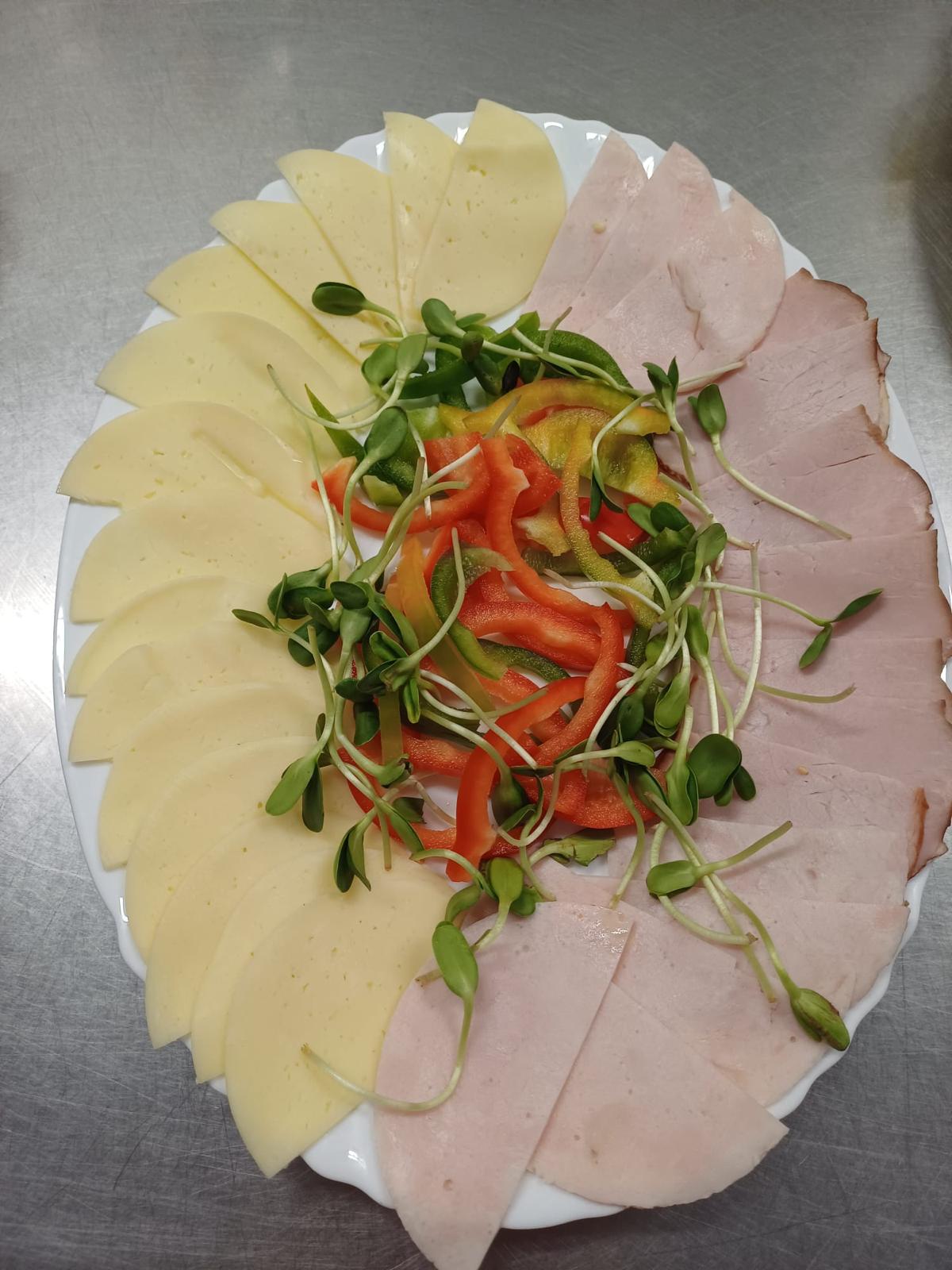 Zdjęcie talerza z obkładem na śniadanie