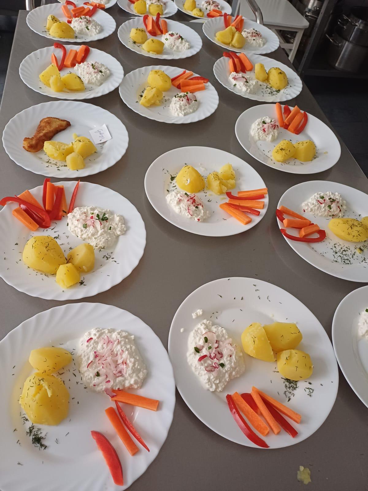 Zdjęcie ziemniaków z twarogiem i warzywami