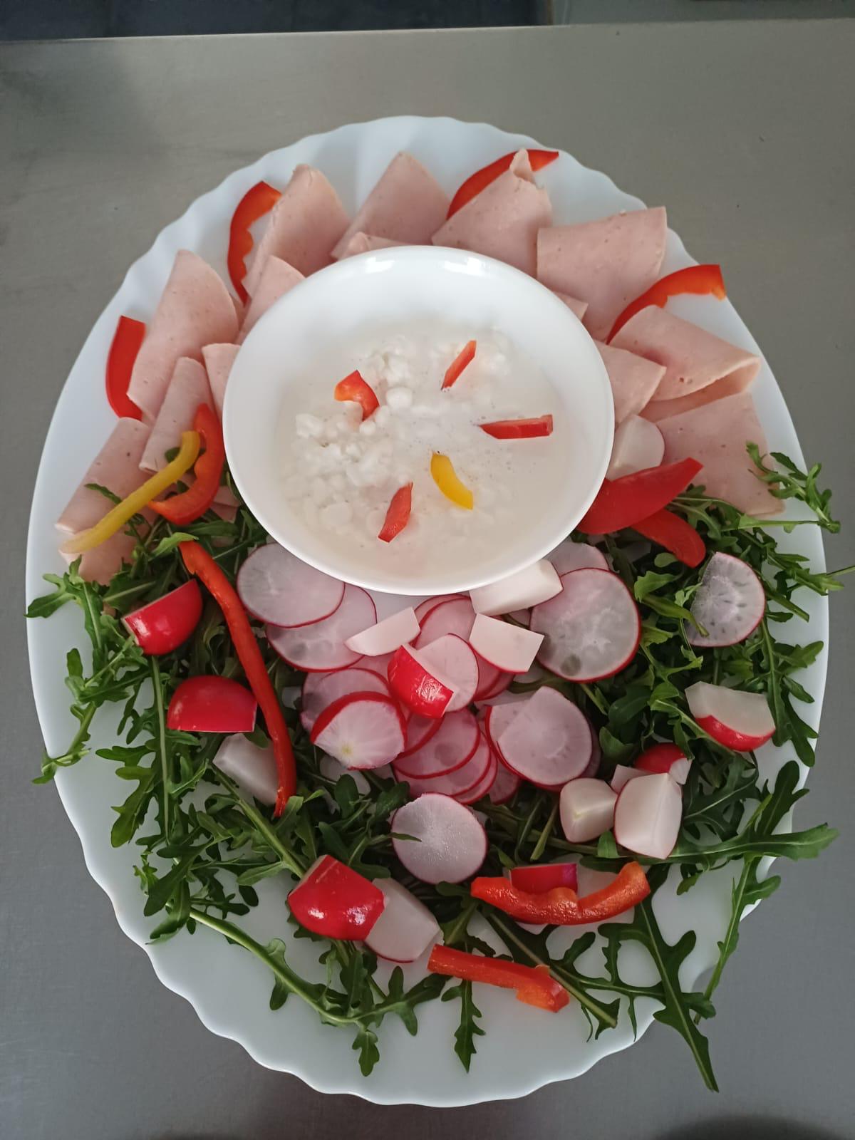 Zdjęcie talerza z obkładem na śniadanie