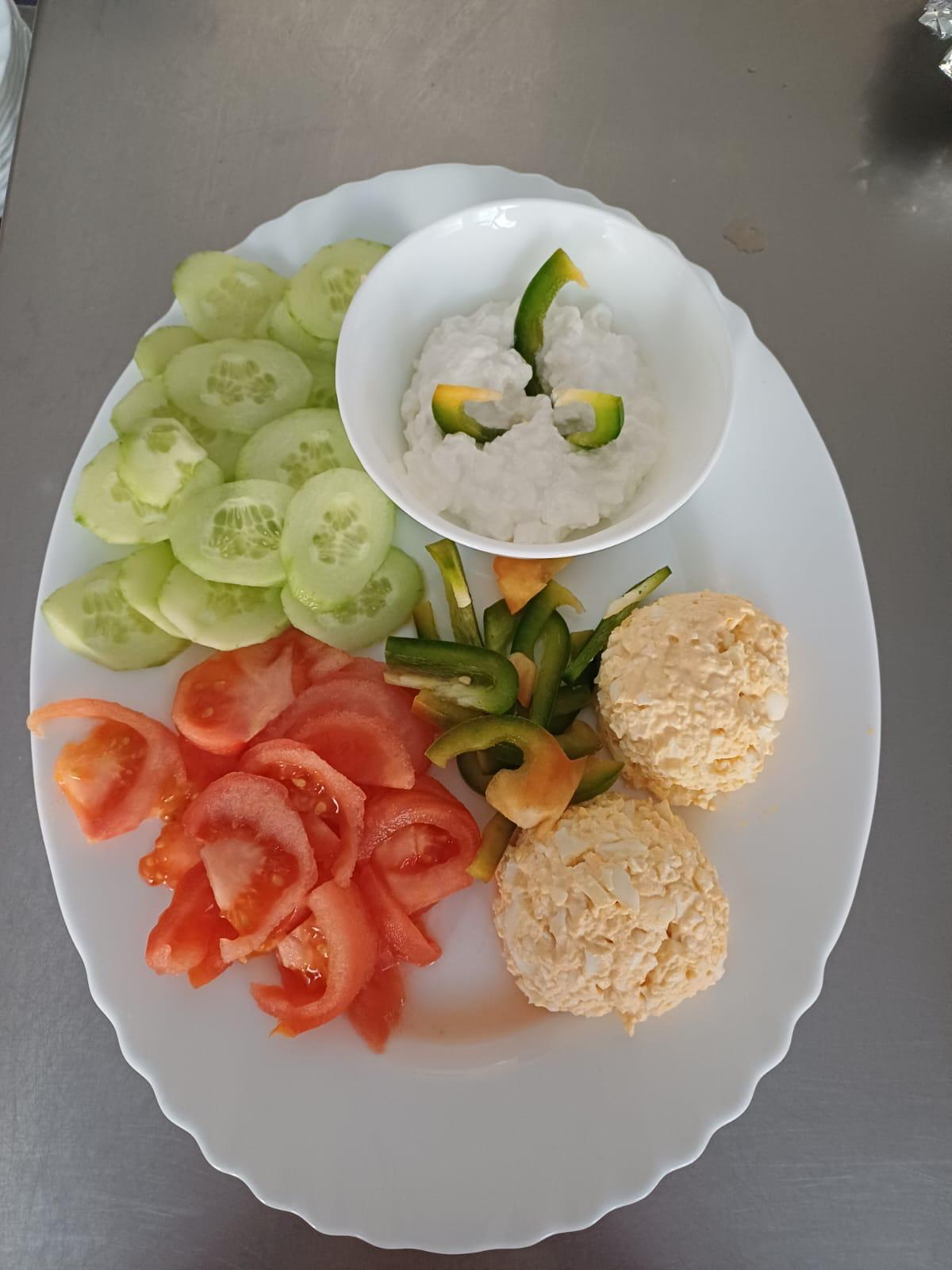 Zdjęcie talerza z obkładem na śniadanie